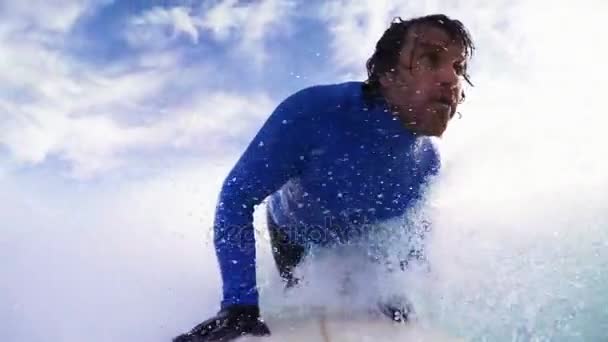 Surfer, surfen in zee — Stockvideo