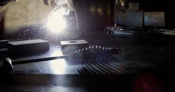 금속을 용접 하는 용접기 — 비디오