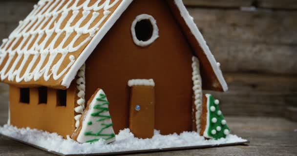 Gingerbread house och leksak bil ordnade tillsammans — Stockvideo