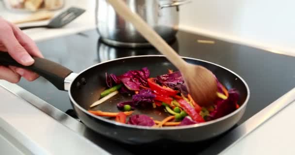 Man förbereder ett livsmedel i köket — Stockvideo