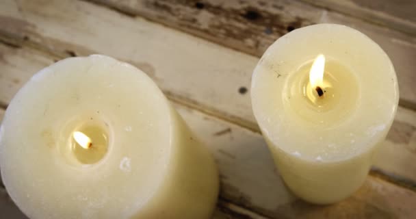 Candele accese su tavola di legno — Video Stock