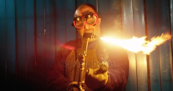 Мужской сварочный аппарат с помощью сварочной горелки — стоковое видео
