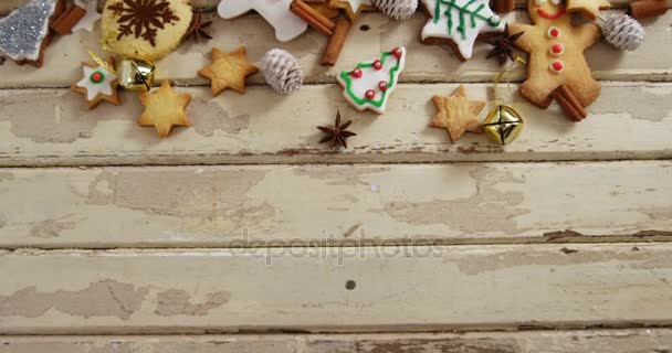 Διάφορα χριστουγεννιάτικα μπισκότα και κανέλα στην σανίδα — Αρχείο Βίντεο