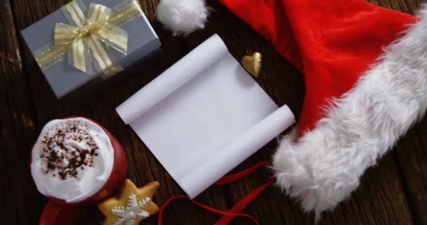 Santa şapka ve hediye kutusu boş kağıt — Stok video