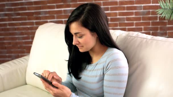 Mujer usando teléfono móvil — Vídeo de stock