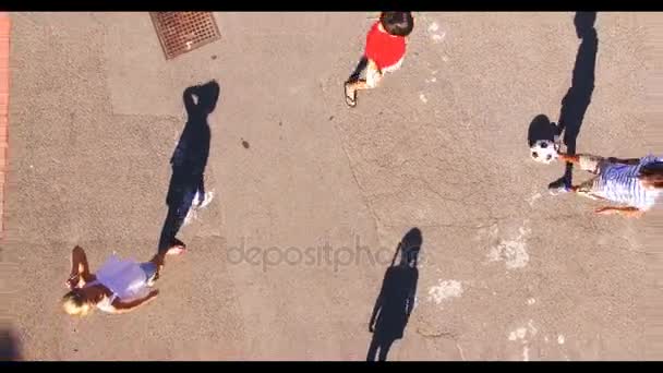 Los colegiales jugando al fútbol en el patio de recreo — Vídeos de Stock