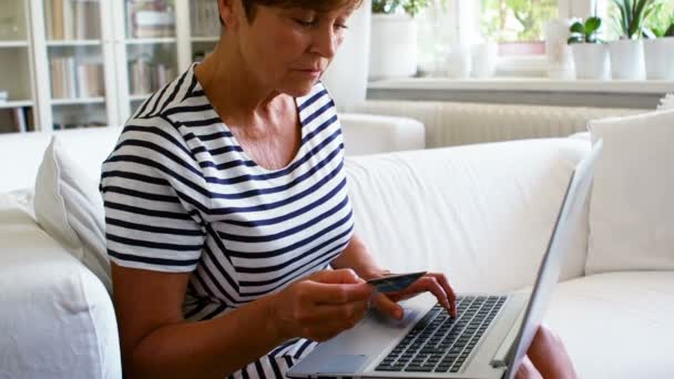 Senior woman doing online shopping — Stock Video