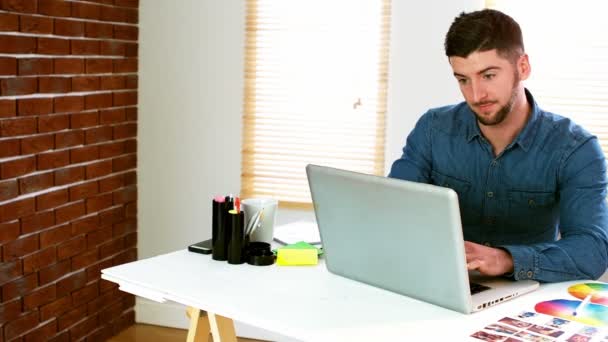 Zakenman werkt aan laptop — Stockvideo