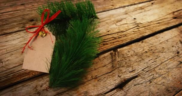 Kerst fir en tag op houten plank — Stockvideo
