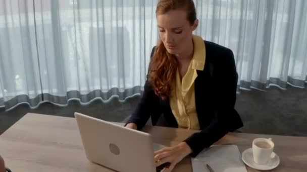 Mulher de negócios interagindo com colegas de trabalho — Vídeo de Stock