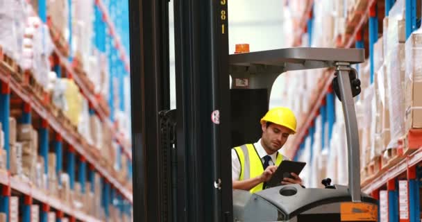 Trabalhador do armazém usando tablet digital — Vídeo de Stock