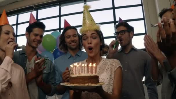 Zakenman viert haar verjaardag — Stockvideo