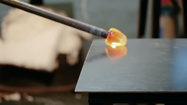 Soplador de vidrio dando forma a un vidrio fundido — Vídeos de Stock