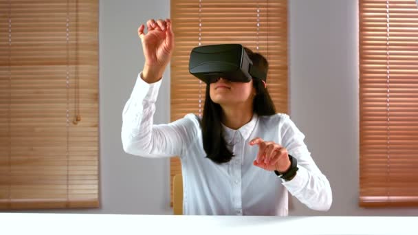 Geschäftsfrau mit Virtual-Reality-Headset — Stockvideo