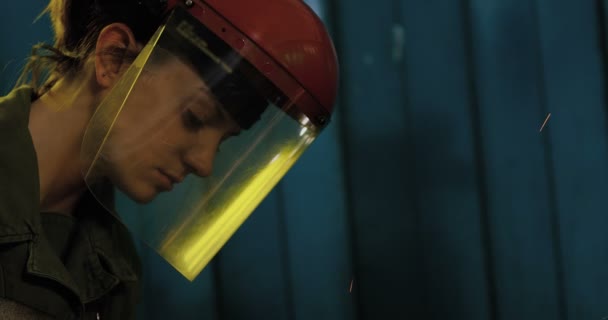 Female welder working at workshop — Stock Video