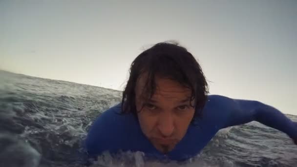 Denizde yüzme sörfçü — Stok video