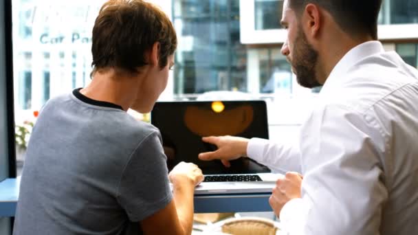 Empresários discutindo sobre laptop — Vídeo de Stock