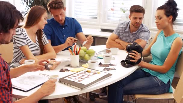 Diseñadores gráficos masculinos y femeninos interactuando — Vídeos de Stock