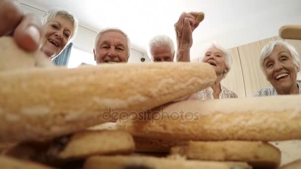 Uomini e donne anziani che fanno colazione — Video Stock