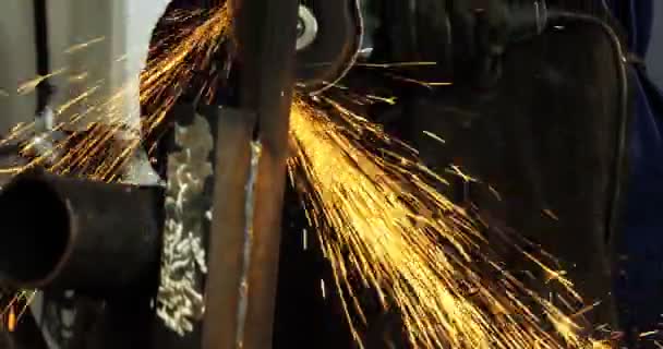 焊工在车间工作 — 图库视频影像