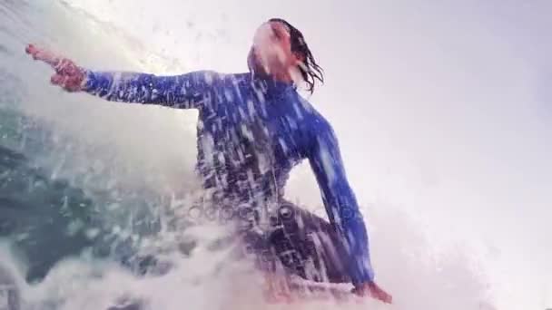 Surfer, surfen in zee — Stockvideo