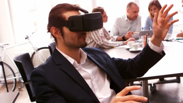 Verkställande använder virtuell verklighet headset — Stockvideo
