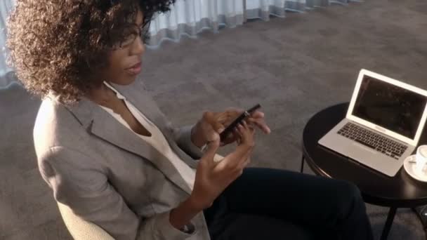 Femme d'affaires parlant sur téléphone mobile — Video