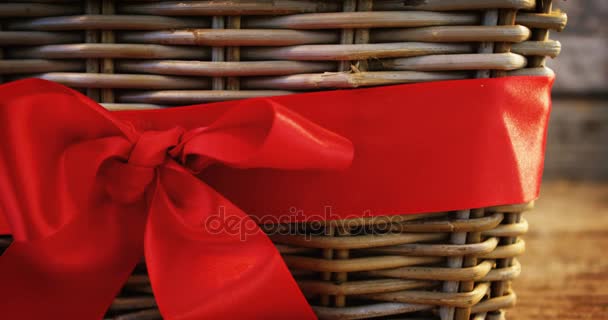 Pine cones in wicker basket tied with ribbon — Stock Video