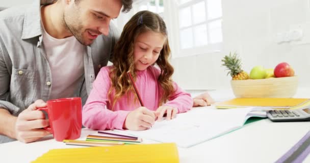 Батько допомагає дочці з домашнім завданням — стокове відео