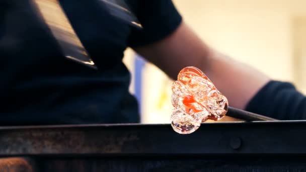 Erimiş cam şekillendirme glassblower — Stok video