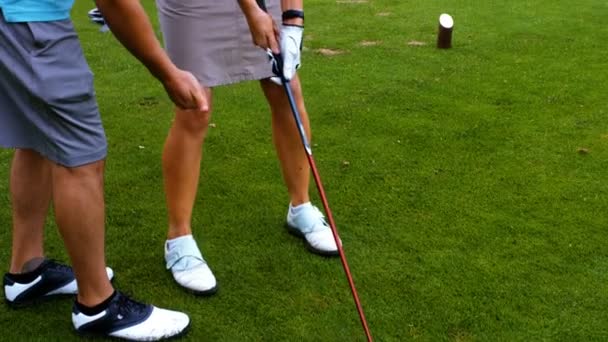 Kadın golf öğrenmede yardımcı eğitmen — Stok video