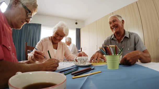 Senior férfi és nő, festés — Stock videók