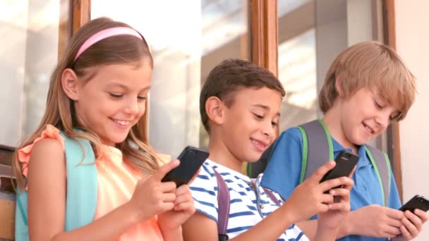 Écoliers utilisant des téléphones mobiles — Video