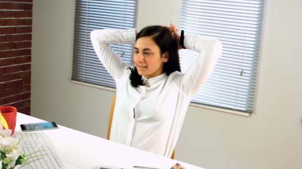 Müde Geschäftsfrau entspannt sich am Schreibtisch — Stockvideo