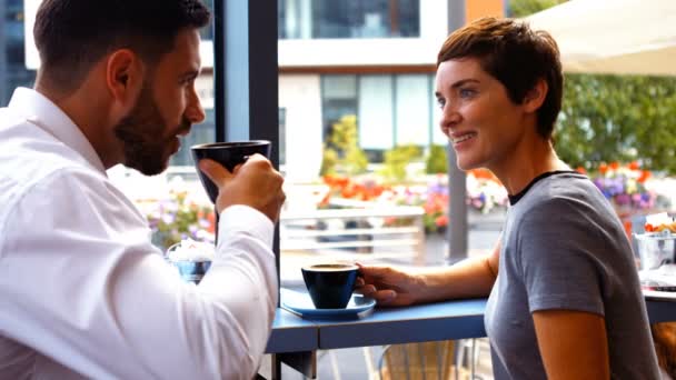 Ondernemers interactie terwijl het hebben van koffie — Stockvideo