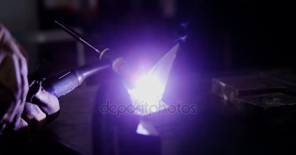 Svářeč svařování kovu — Stock video