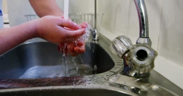 Father and son washing hands — Stock Video