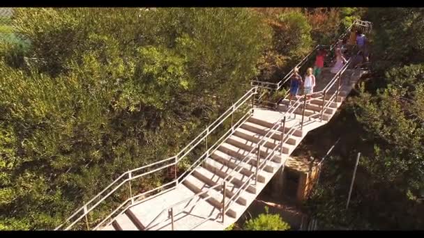 Niños bajando de la escalera — Vídeos de Stock