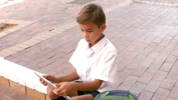 Carino scolaro utilizzando digitale tablet — Video Stock
