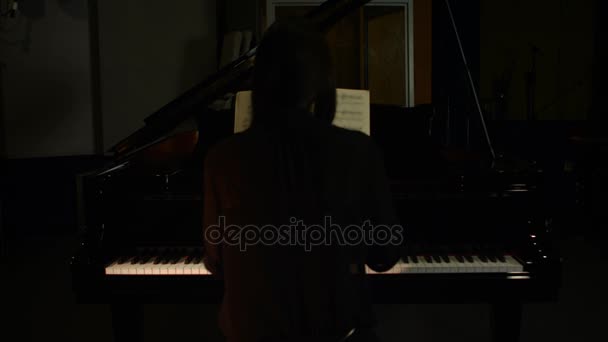 Жінка грає на піаніно — стокове відео
