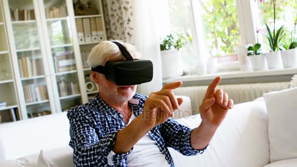 Man met virtual reality-headset — Stockvideo