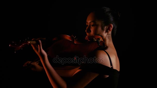 Mujer tocando un violín — Vídeo de stock