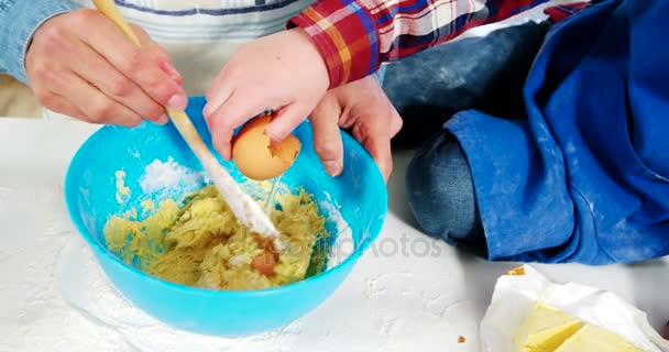 Far och son förbereder cupcake — Stockvideo