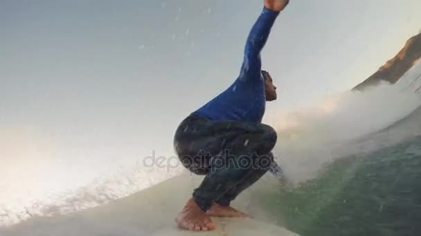 Surfař surfování v moři — Stock video