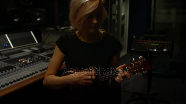 Mujer tocando una guitarra — Vídeos de Stock