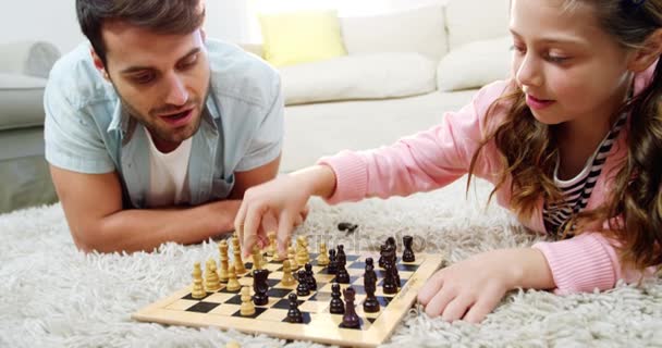 Отец и дочь играют в шахматы — стоковое видео