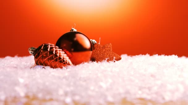 Decoraciones navideñas sobre nieve — Vídeo de stock