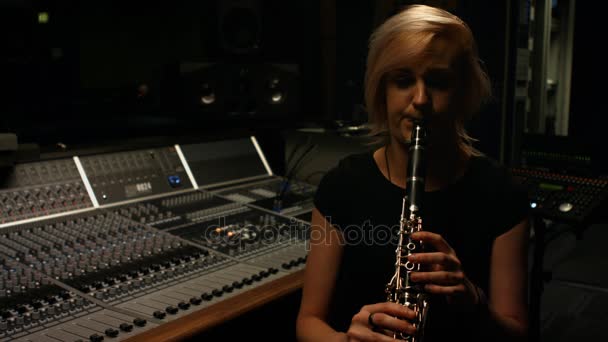 Женщина играет на кларнете — стоковое видео