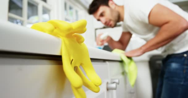 Homem limpeza cozinha bancada — Vídeo de Stock