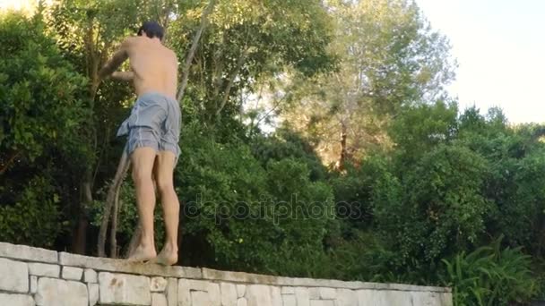 Giovane uomo esecuzione backflip acrobazia — Video Stock